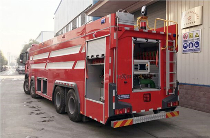 24吨重汽水罐消防车